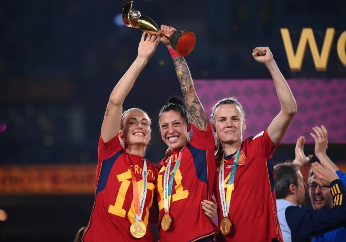 Alexia, Jenni y Paredes celebran el campeonato del mundo