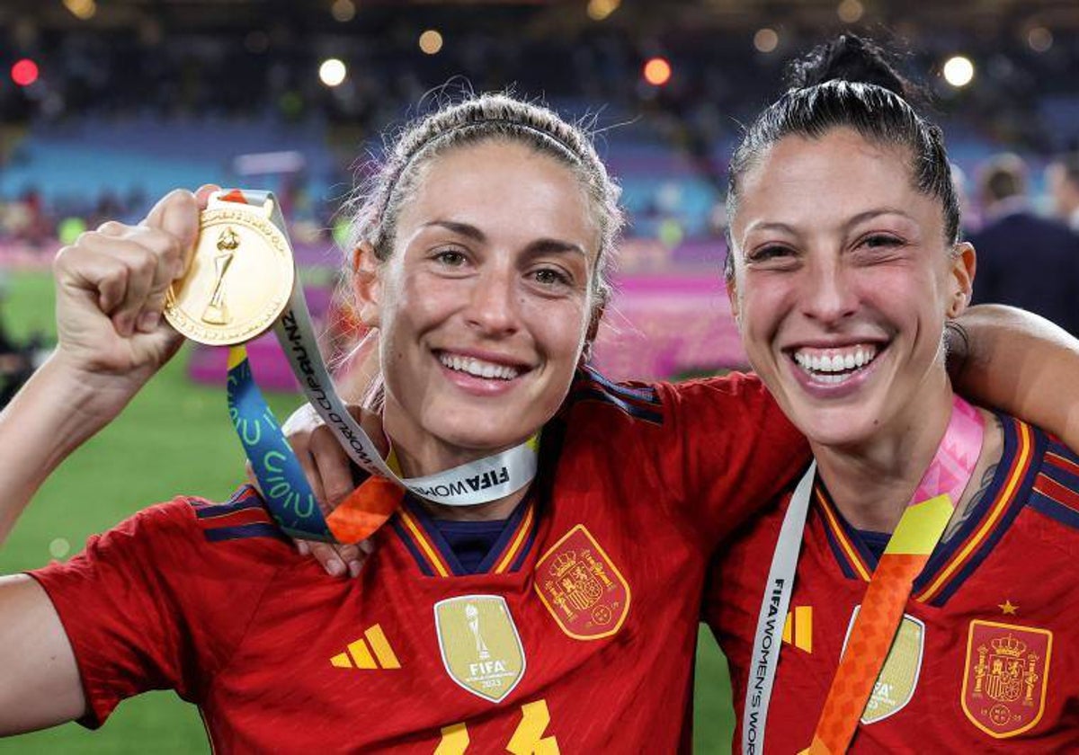 Alexia y Jenni con la medalla de campeonas del mundo