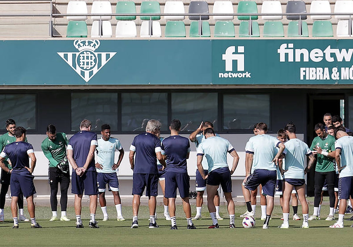 Pellegrini habla con los futbolistas en el inicio del entrenamiento de este viernes