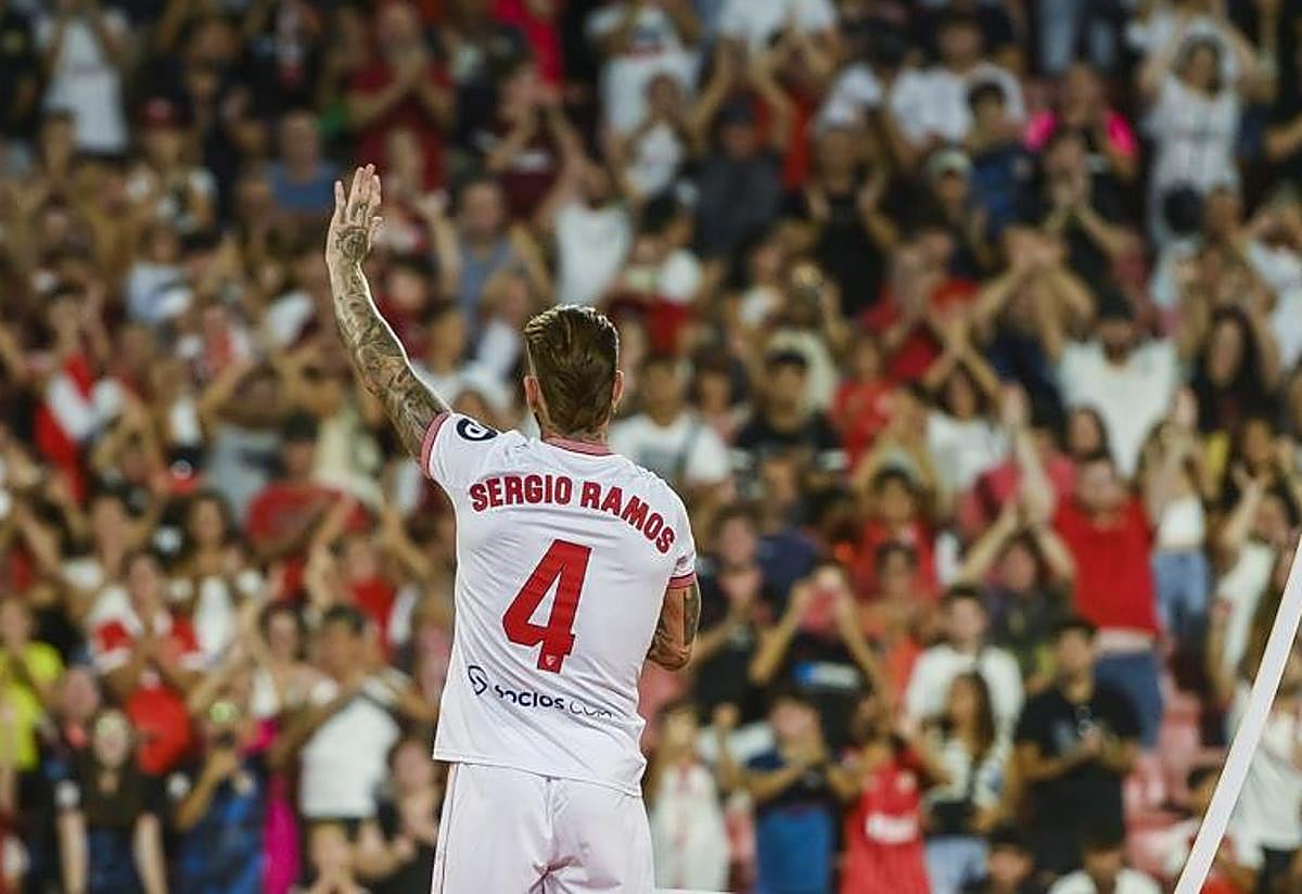 Sergio Ramos saluda a la afición del Sevilla FC