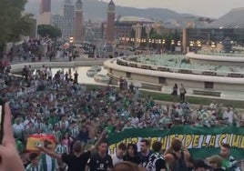 La espectacular subida a Montjuic de los béticos para el choque ante el Barça