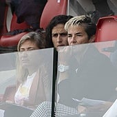 Montse Tomé espera instrucciones y mientras va tomando nota