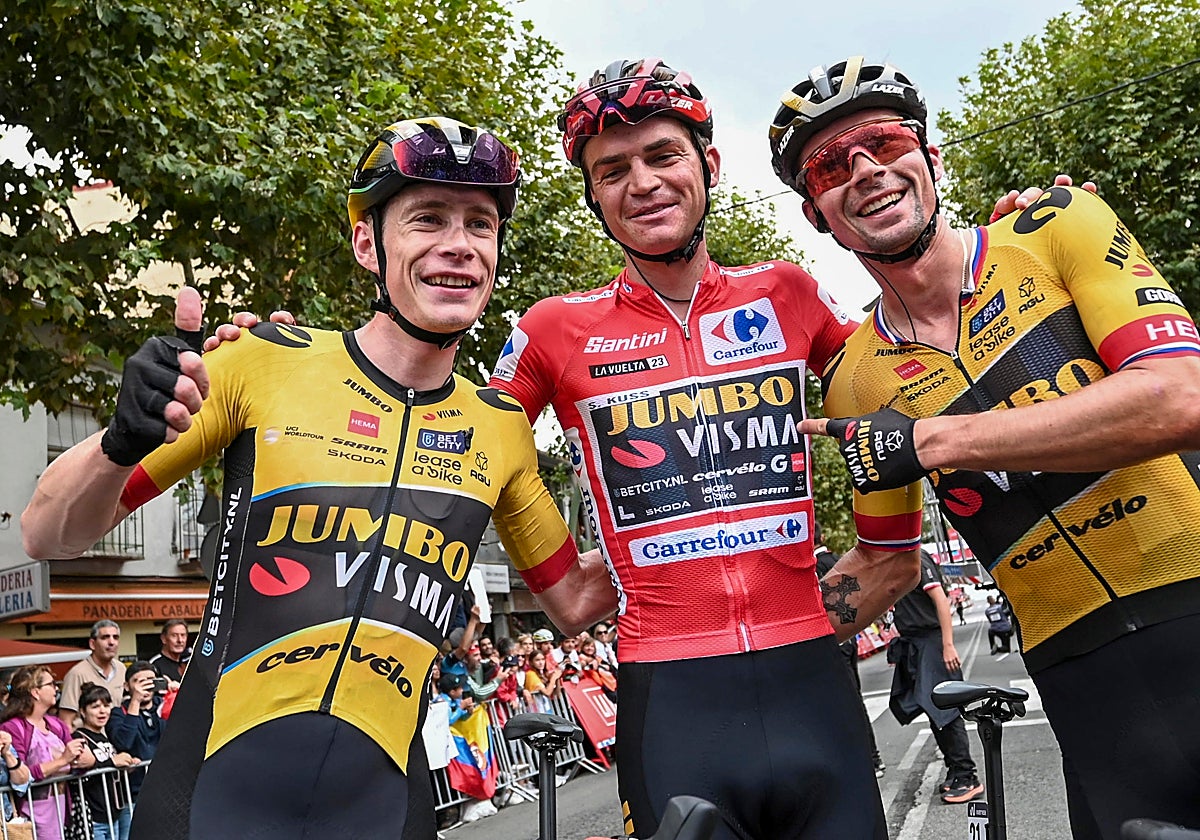 Sepp Kuss celebra su triunfo en la Vuelta junto a Vingegaard y Roglic
