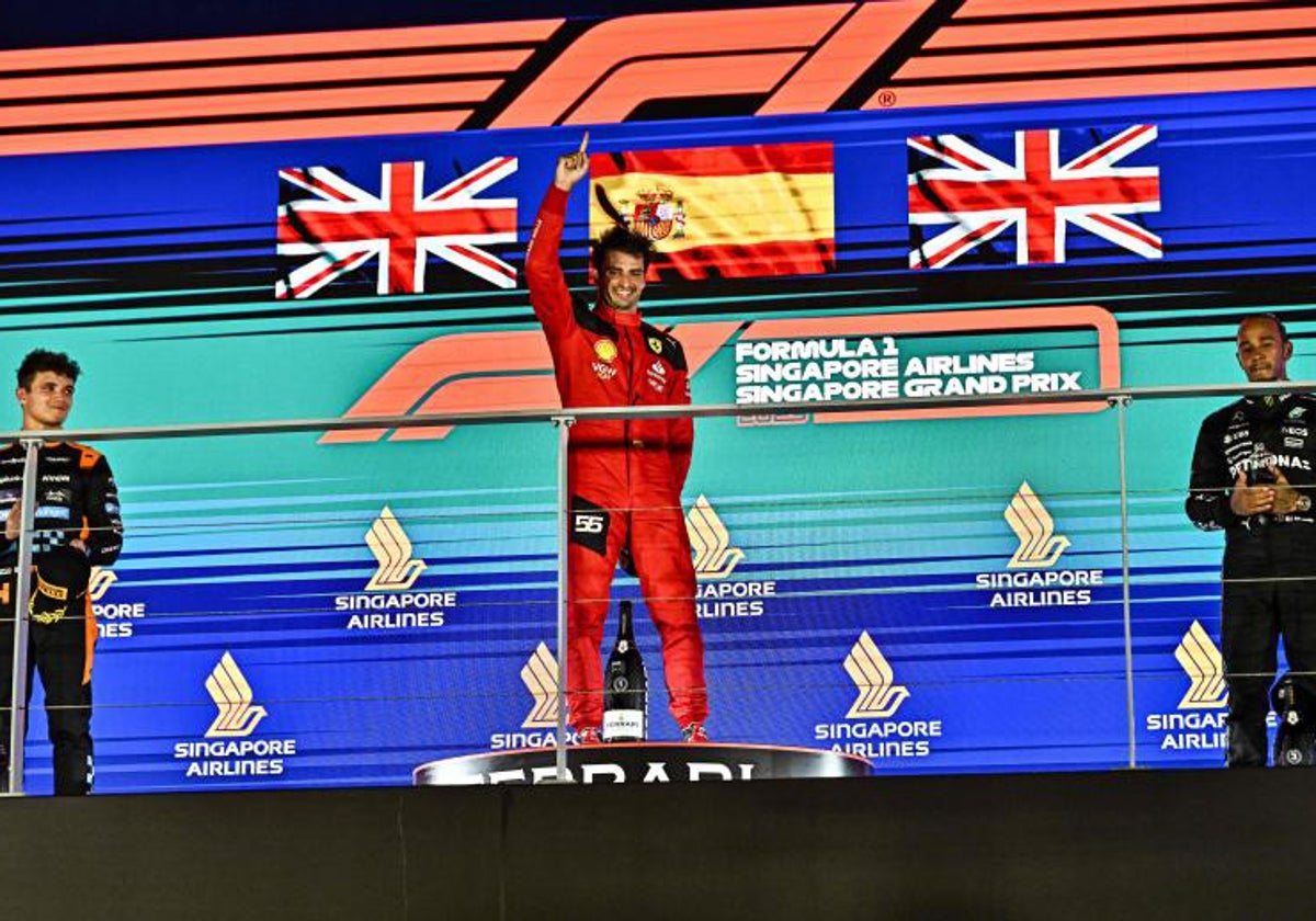 Carlos Sainz en lo más alto del podio, flanqueado por Norris y Hamilton