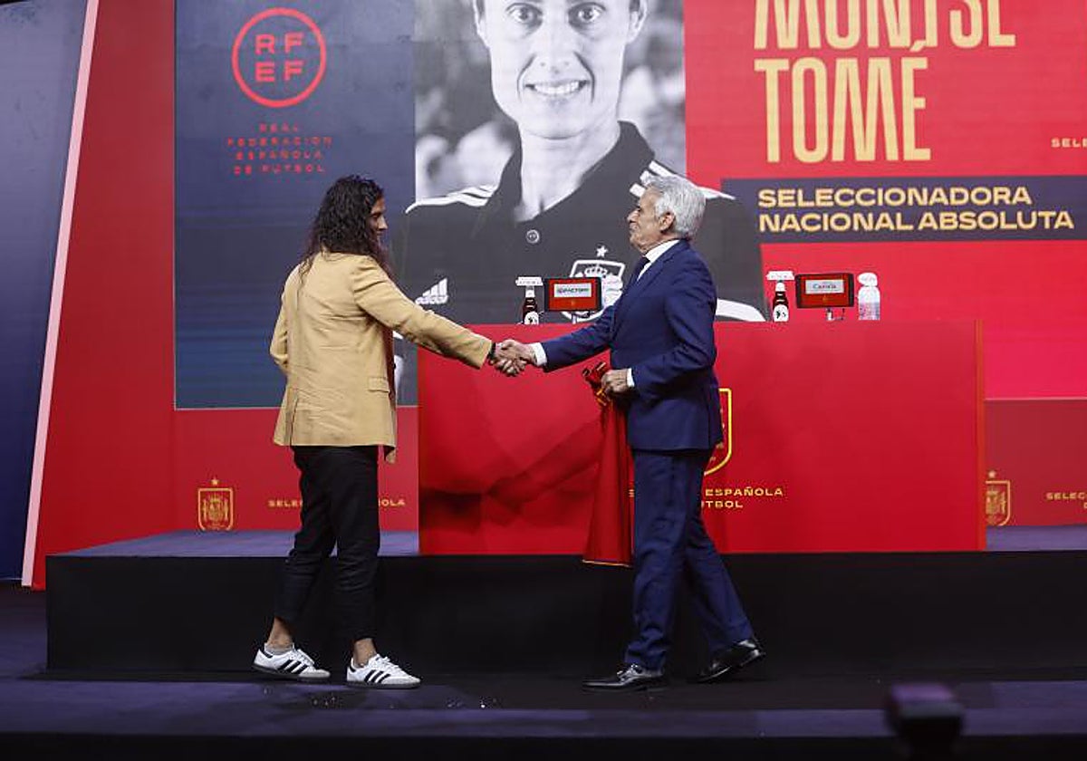 Montse Tomé, seleccionadora nacional, saluda al presidente interino en la RFEF, Pedro Rocha