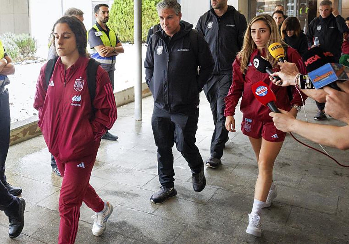 Oihane Hernández y Olga Carmona, tras aterrizar en el aeropuerto de Valencia
