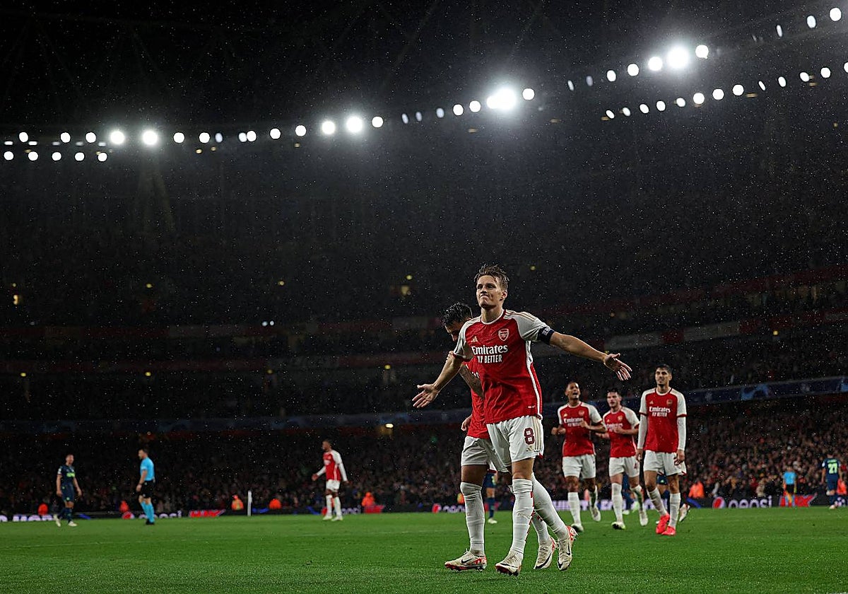 Varios futbolistas del Arsenal, después del gol de Odegaard en el partido ante el PSV