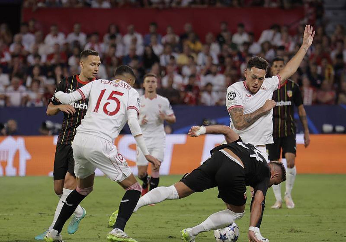 Ocampos disputa el balón en un lance del choque contra el Lens