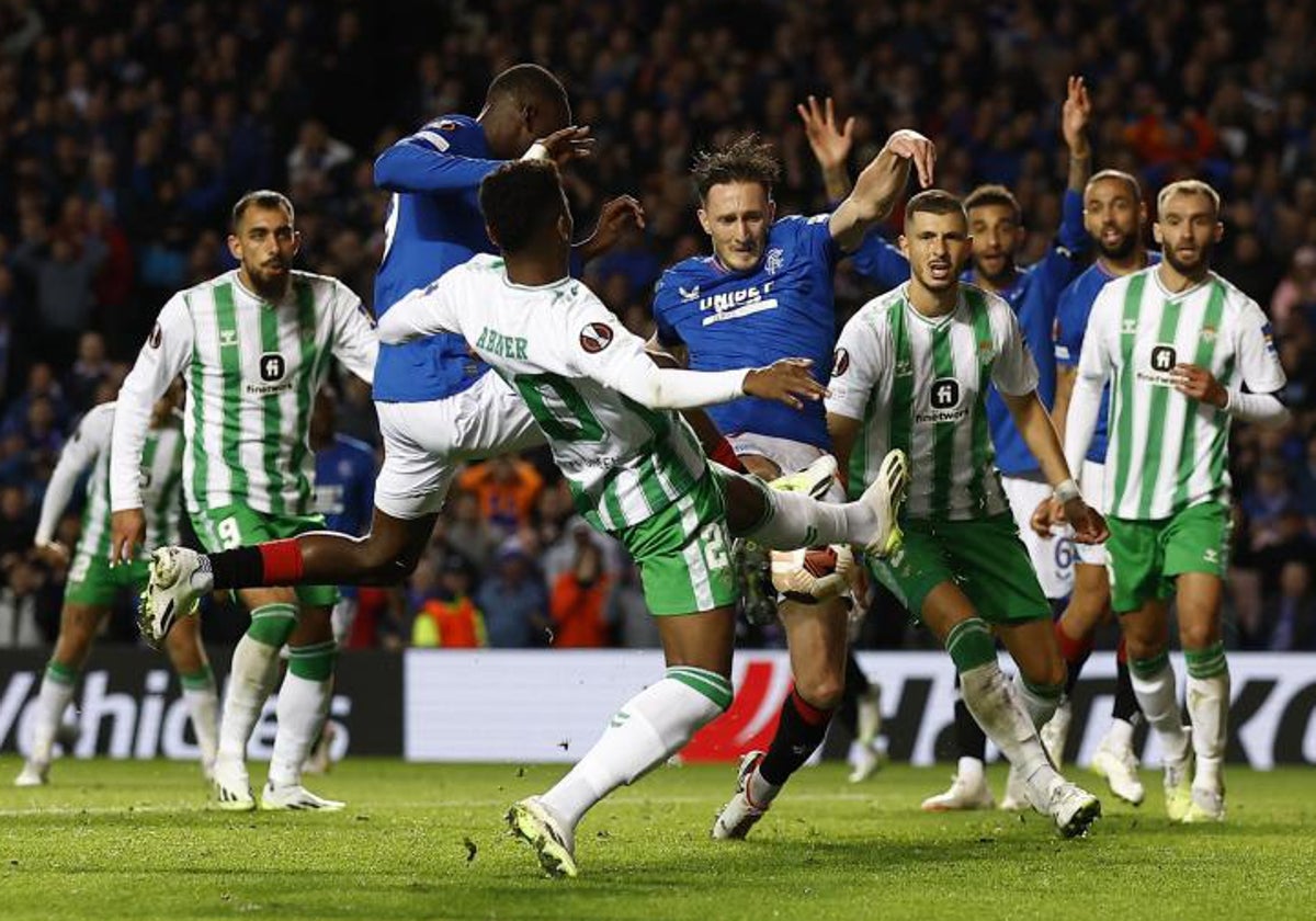 La defensa del Betis no acierta a despejar un córner que supone el gol del Rangers