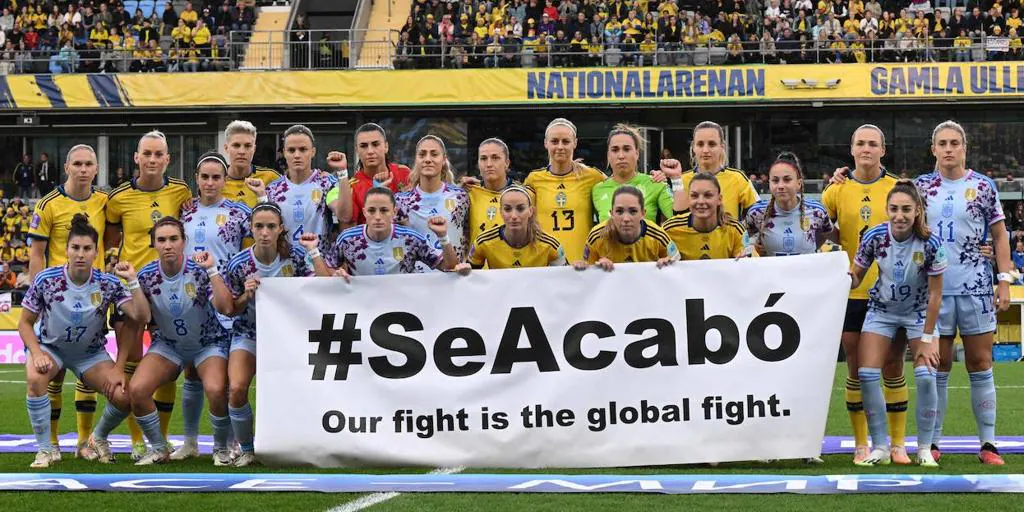 They join together in the cry #seacabó with a banner and a global message