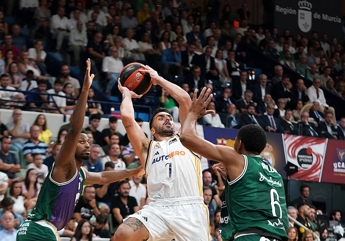 Campazzo, defendido por dos jugadores del Unicaja en la final de la Supercopa
