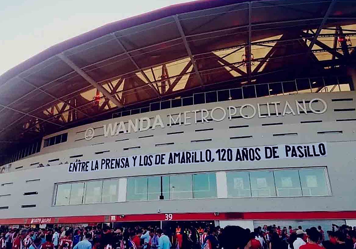 Una pancarta contra el Madrid a las afueras del Metropolitano