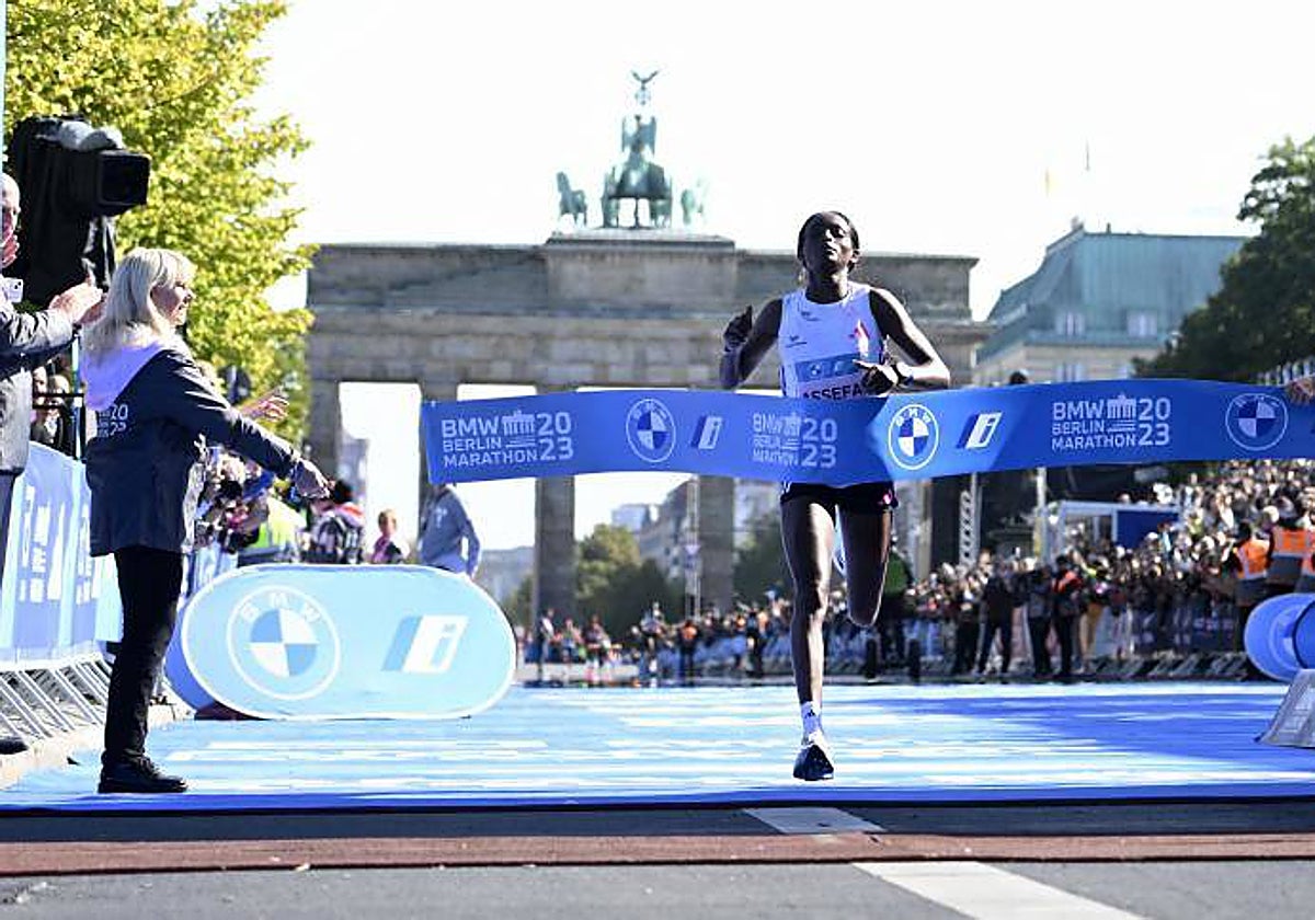 Assefa y sus zapatillas mágicas cruzan la meta del maratón de Berlín
