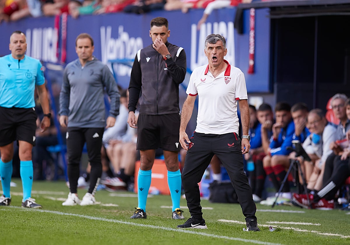 El técnico del Sevilla FC, José Luis Mendiilbar, durante el duelo que enfrentó a Osasuna y Sevilla en El Sadar