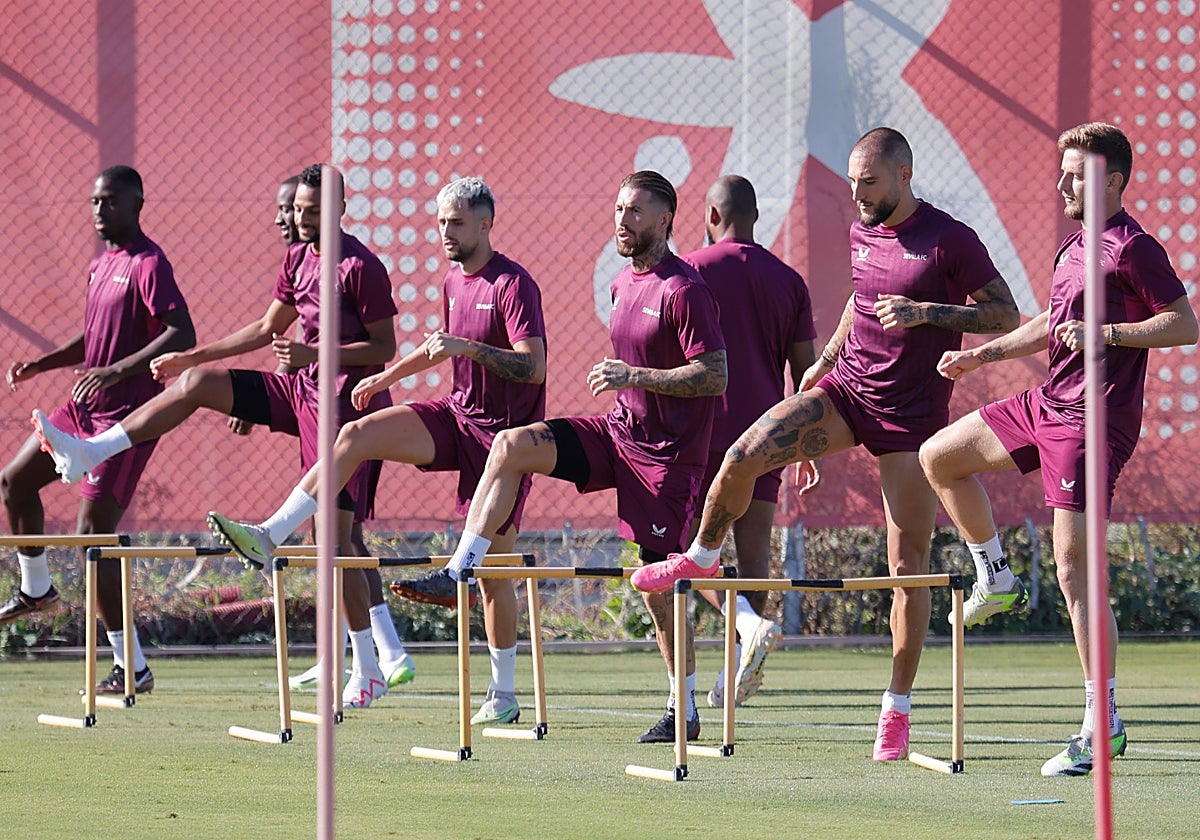 Varios jugadores del Sevilla FC se ejercitan en la sesión previa al partido frente al Almería