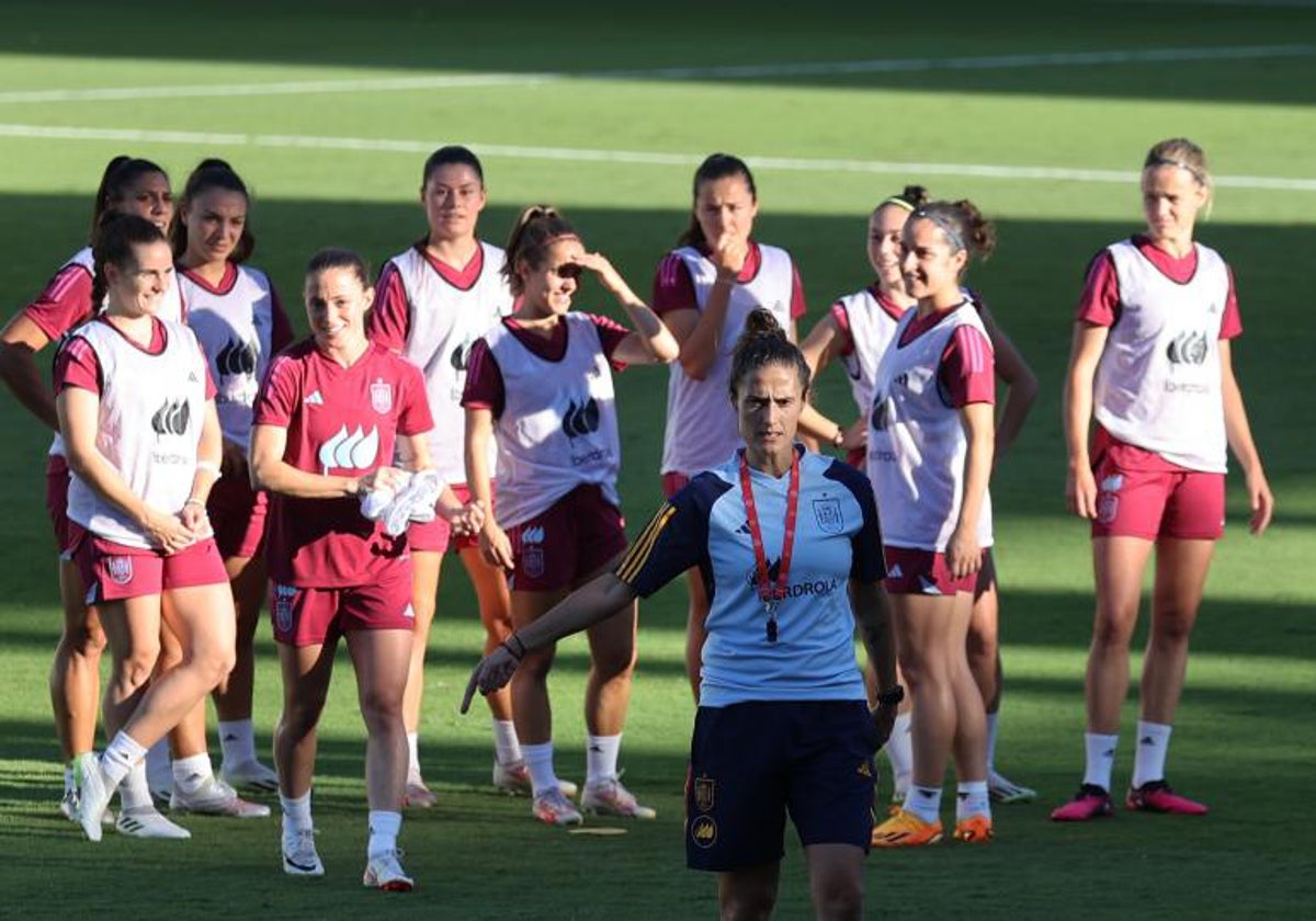 La seleccionadora Montse Tomé dirige el entrenamiento de la selección ayer en Córdoba