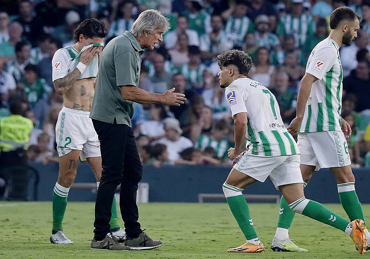 Abde, escuchando atento las instrucciones de Manuel Pellegrini