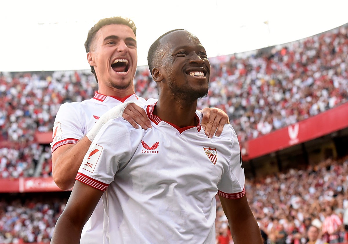 Pedrosa y Lukebakio celebran el gol del belga ante el Almería