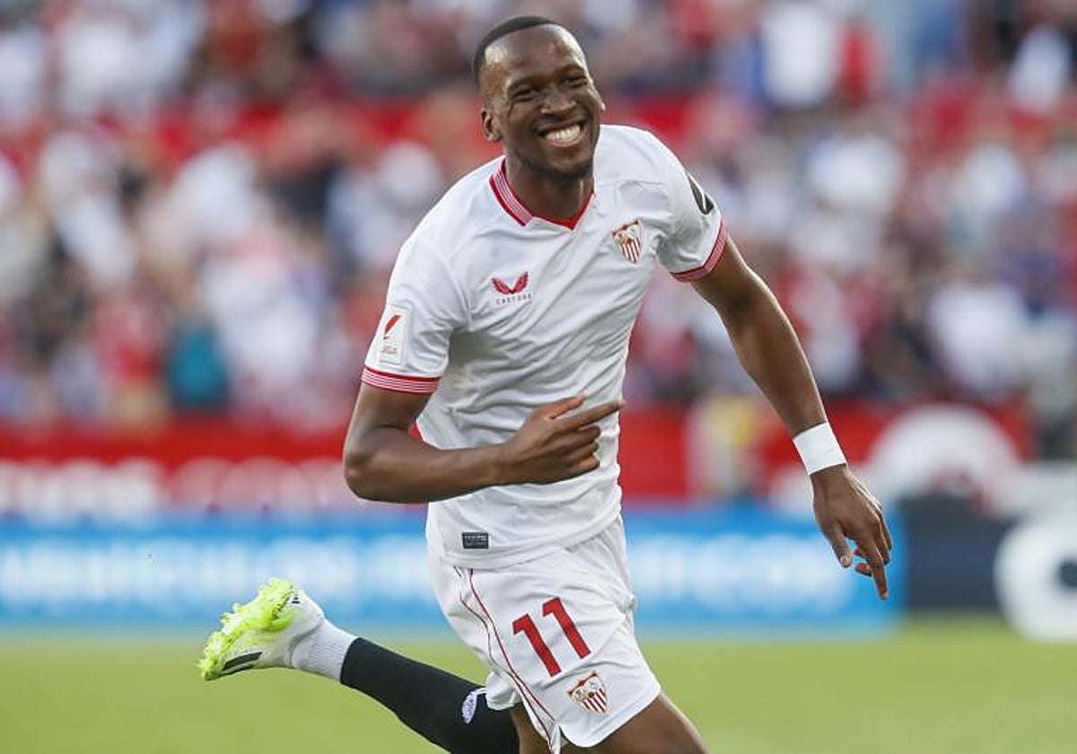 Imagen de Dodi Lukebakio celebrando en el Sánchez-Pizjuán ante el Almería