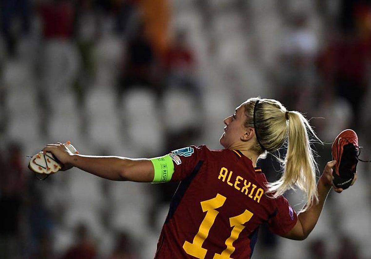 Alexia tira sus botas a la grada