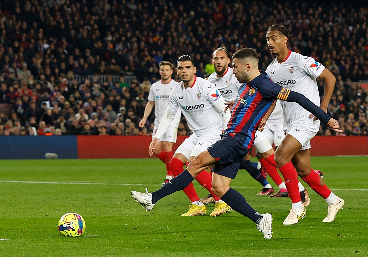 Instante en el que Jordi Alba hace el 1-0 ante la mirada de Badé y Gudelj