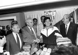 Maradona, un genio fugaz en el Sevilla: «¿Quieres que le dé un beso en la boca al presidente?»