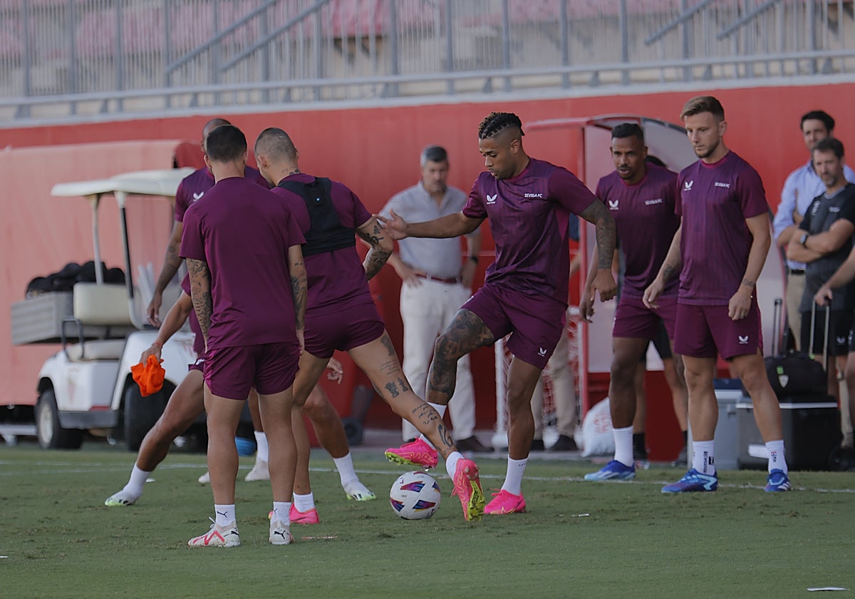 Mariano Díaz durante un rondo pisando el balón ante Nemanja Gudelj