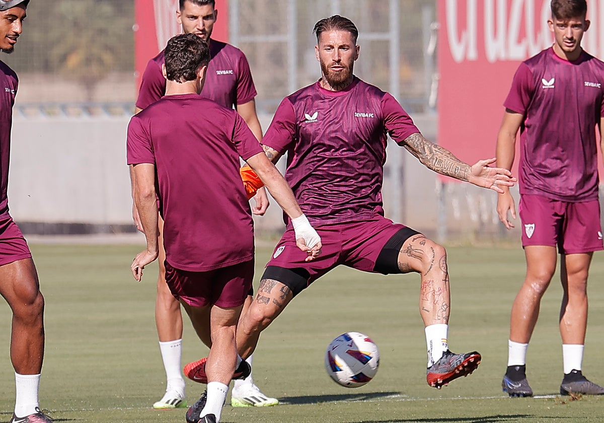 Sergio Ramos durante un entrenamiento con el Sevilla en la ciudad deportiva
