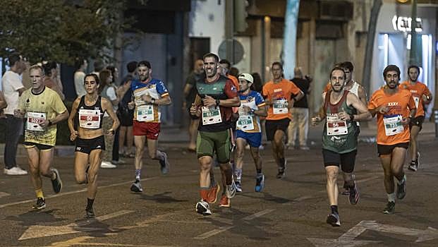 La Carrera Nocturna llena de alegría el &#039;superviernes&#039; sevillano