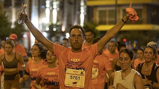 La Carrera Nocturna llena de alegría el &#039;superviernes&#039; sevillano