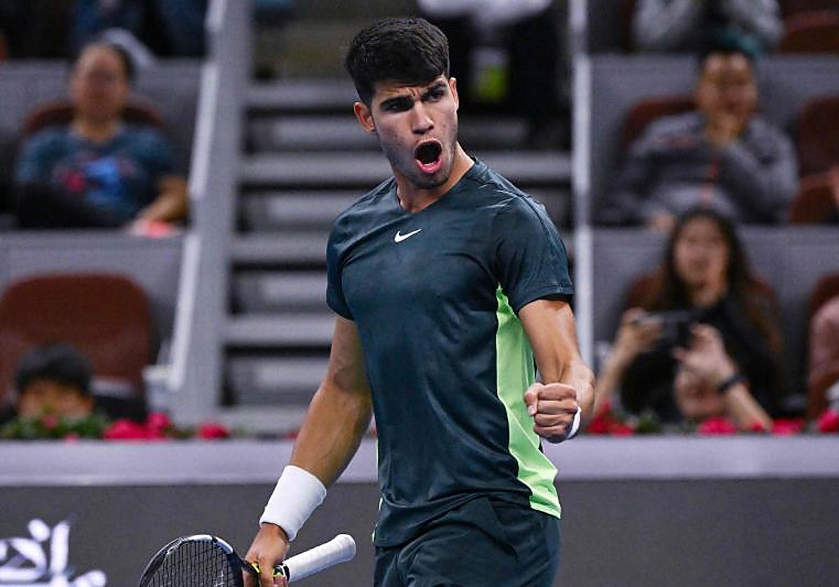Carlos Alcaraz celebra durante el partido ante Yannick Hanfmann