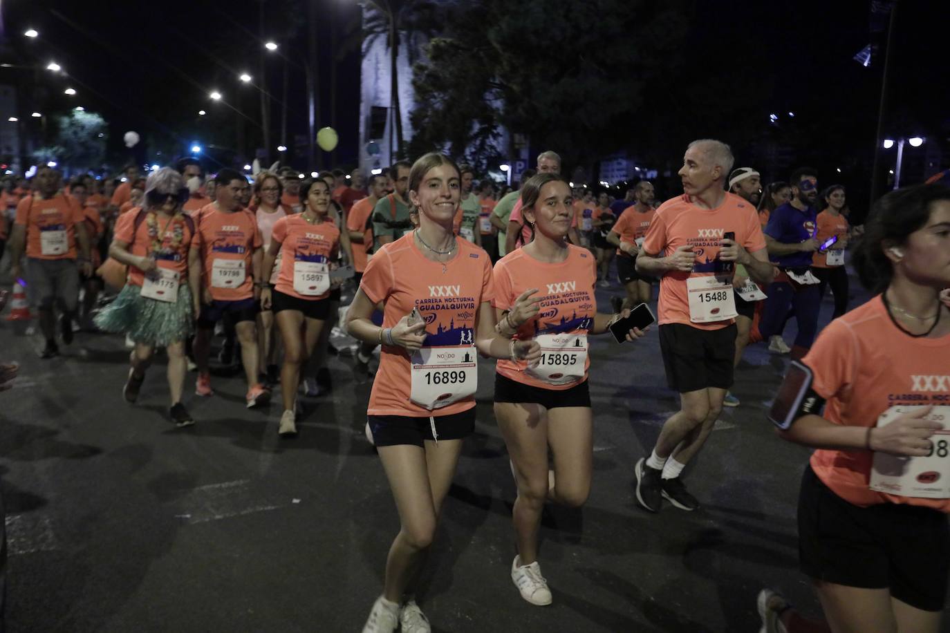 Miles de corredores participan en la Carrera Nocturna de Sevilla 2023