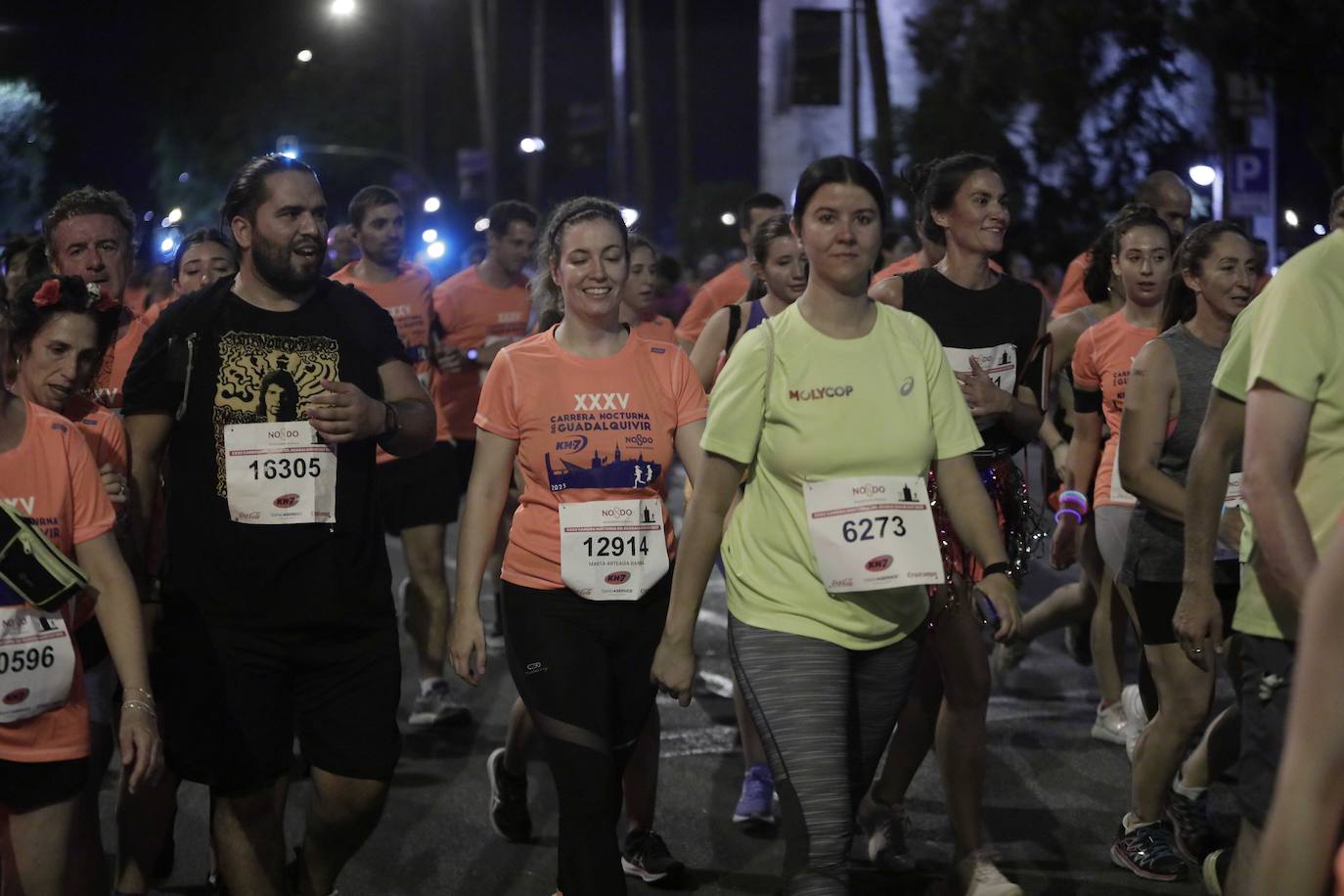Miles de corredores participan en la Carrera Nocturna de Sevilla 2023