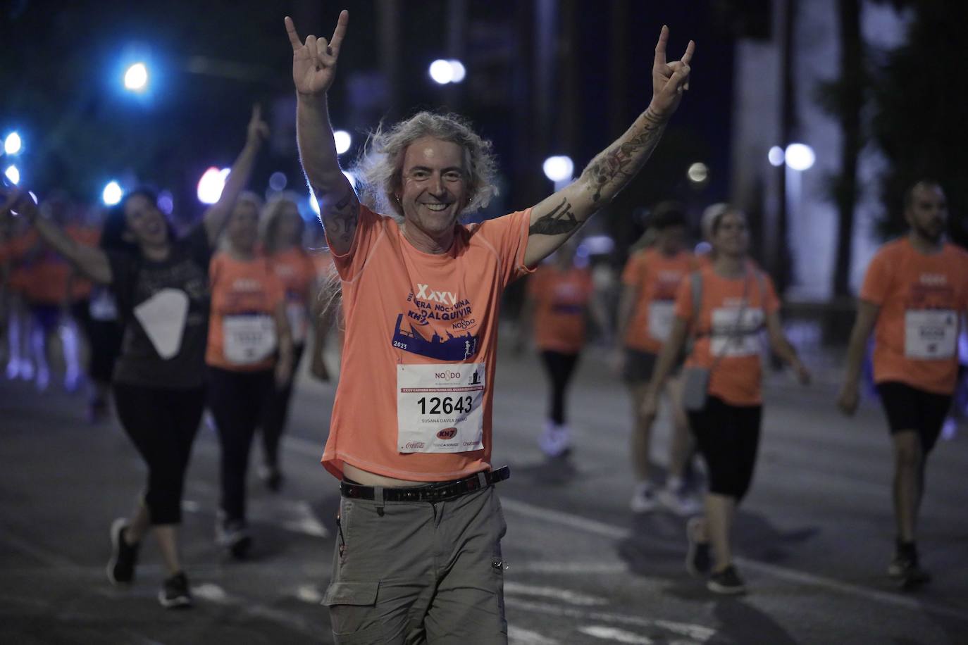 Miles de corredores participan en la Carrera Nocturna de Sevilla 2023