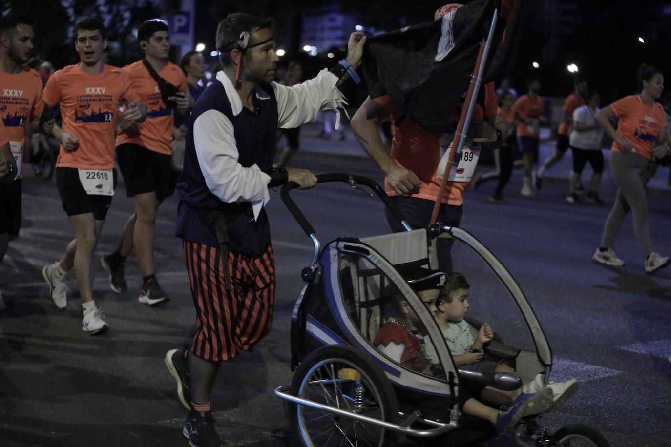 Miles de corredores participan en la Carrera Nocturna de Sevilla 2023