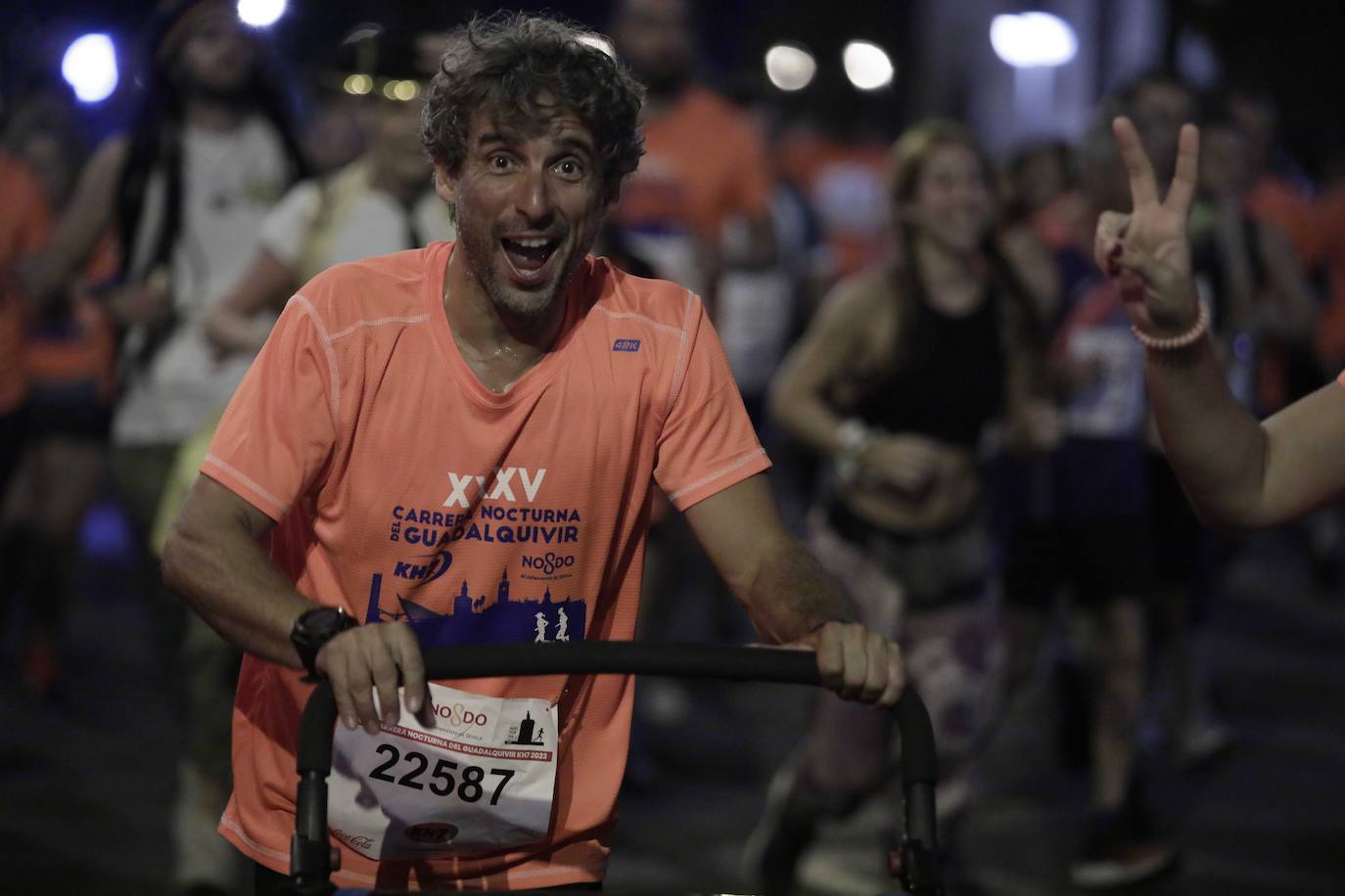 Miles de corredores participan en la Carrera Nocturna de Sevilla 2023