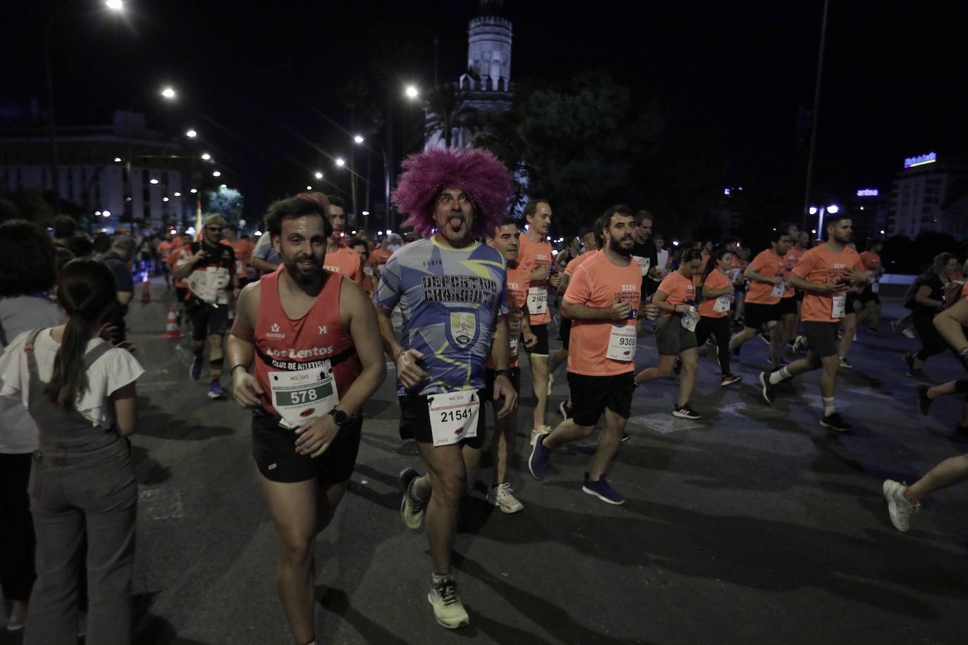 Miles de corredores participan en la Carrera Nocturna de Sevilla 2023