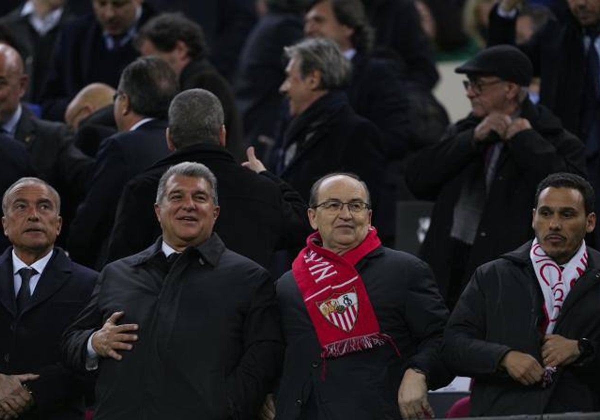 Laporta y Castro, en un palco presidencial antes de un Barcelona - Sevilla