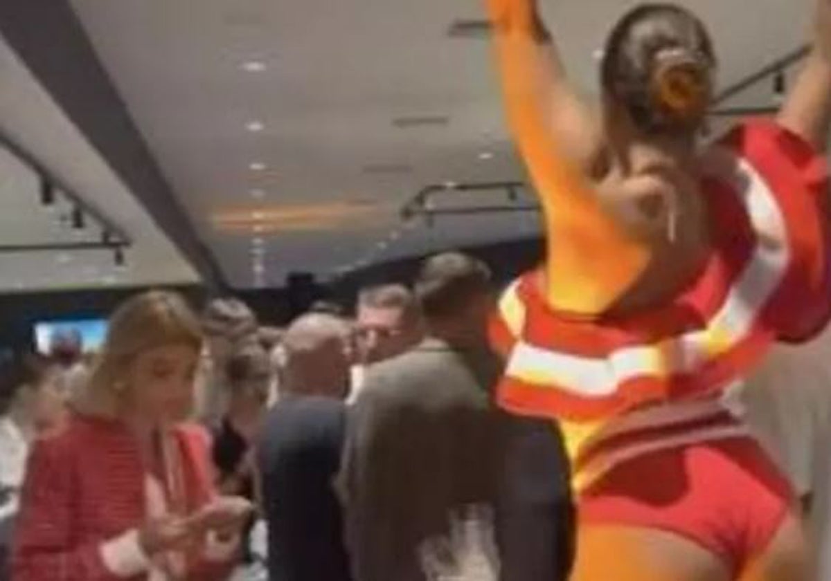 Una bailarina durante el descanso en la zona VIP de Son Moix el pasado martes