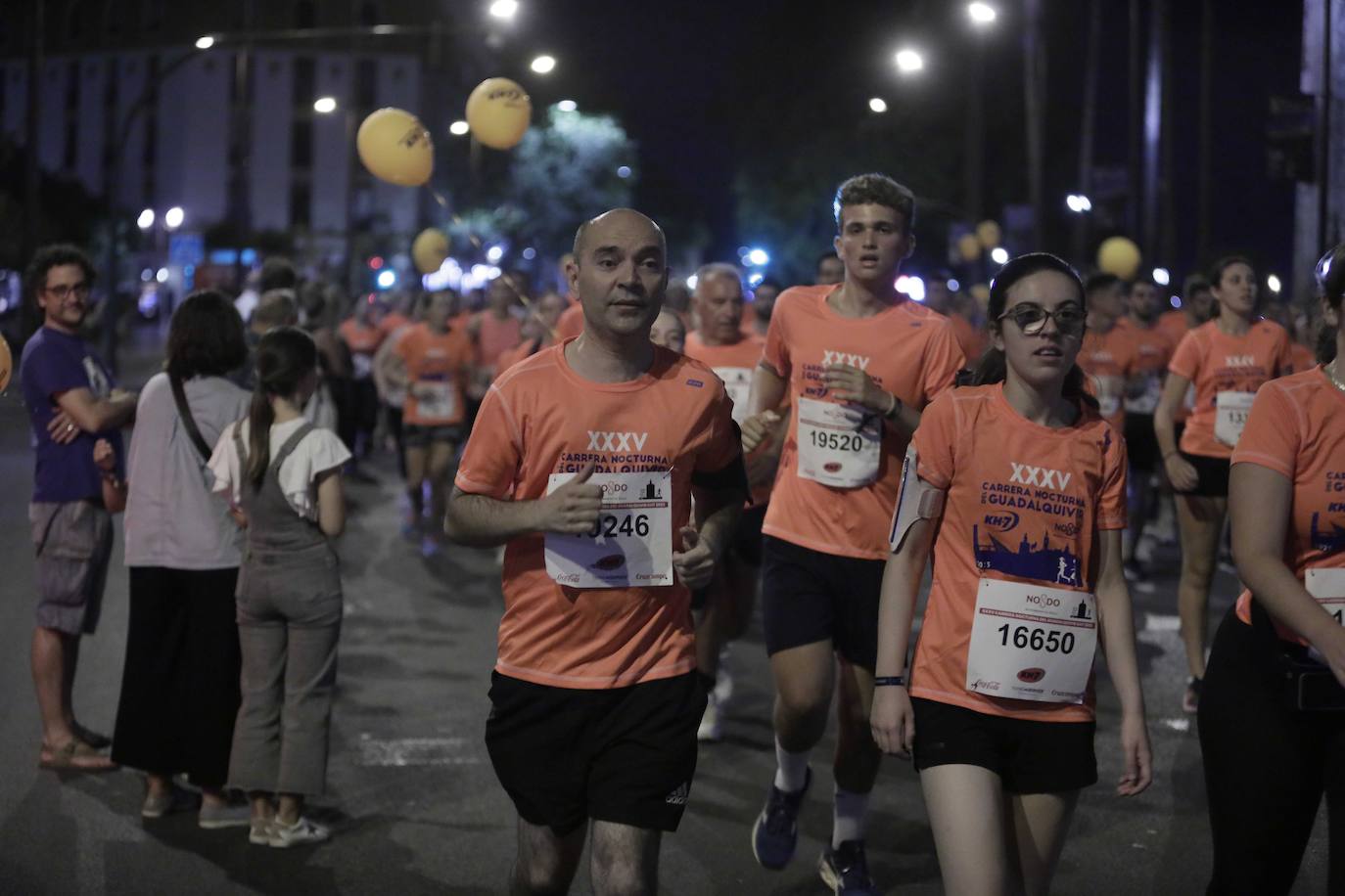 Miles de corredores participan en la Carrera Nocturna de Sevilla 2023