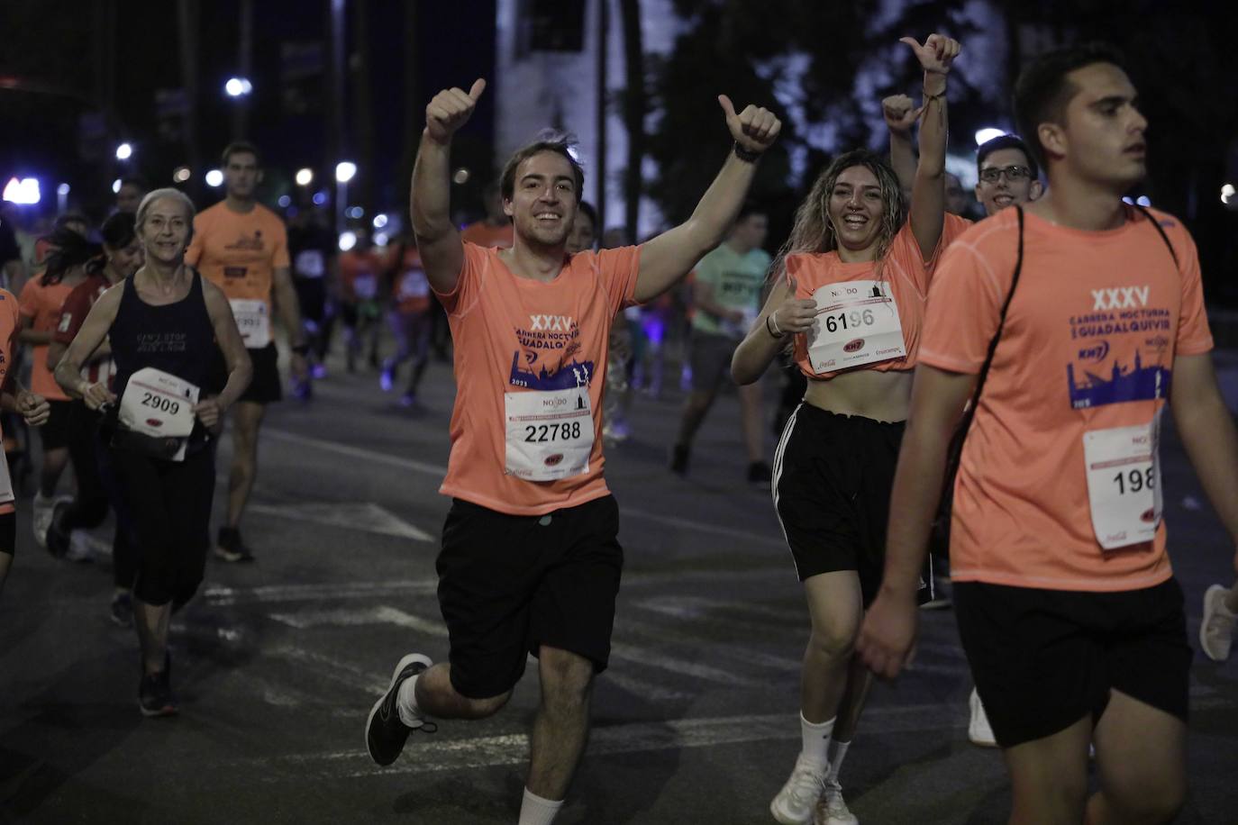 Miles de corredores participan en la Carrera Nocturna de Sevilla 2023