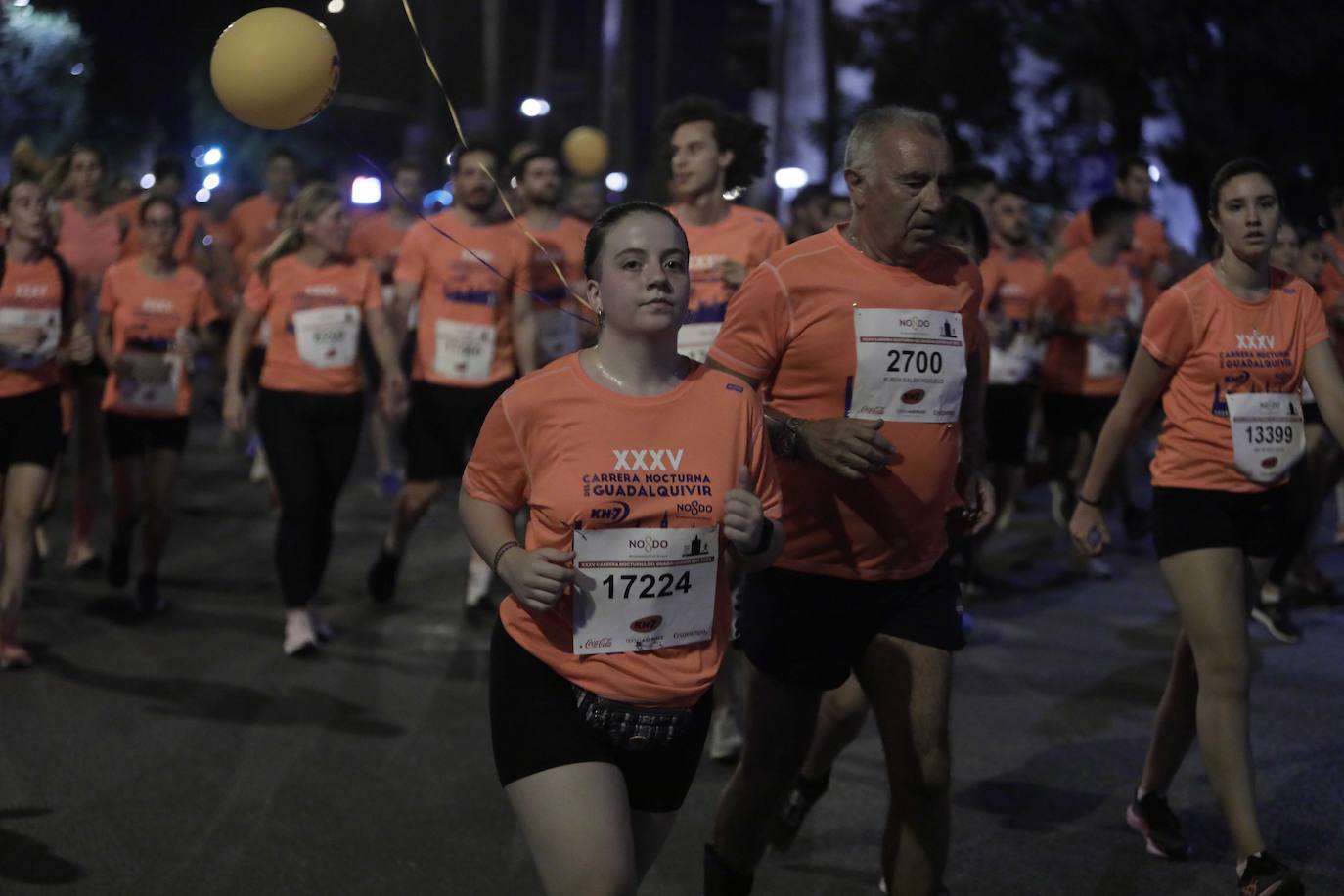 Miles de corredores participan en la Carrera Nocturna de Sevilla 2023