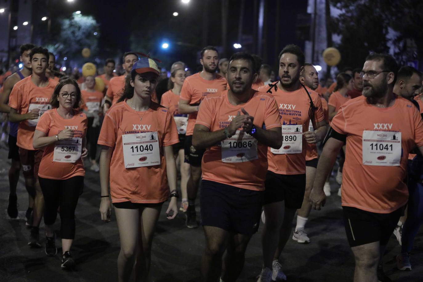 Miles de corredores participan en la Carrera Nocturna de Sevilla 2023