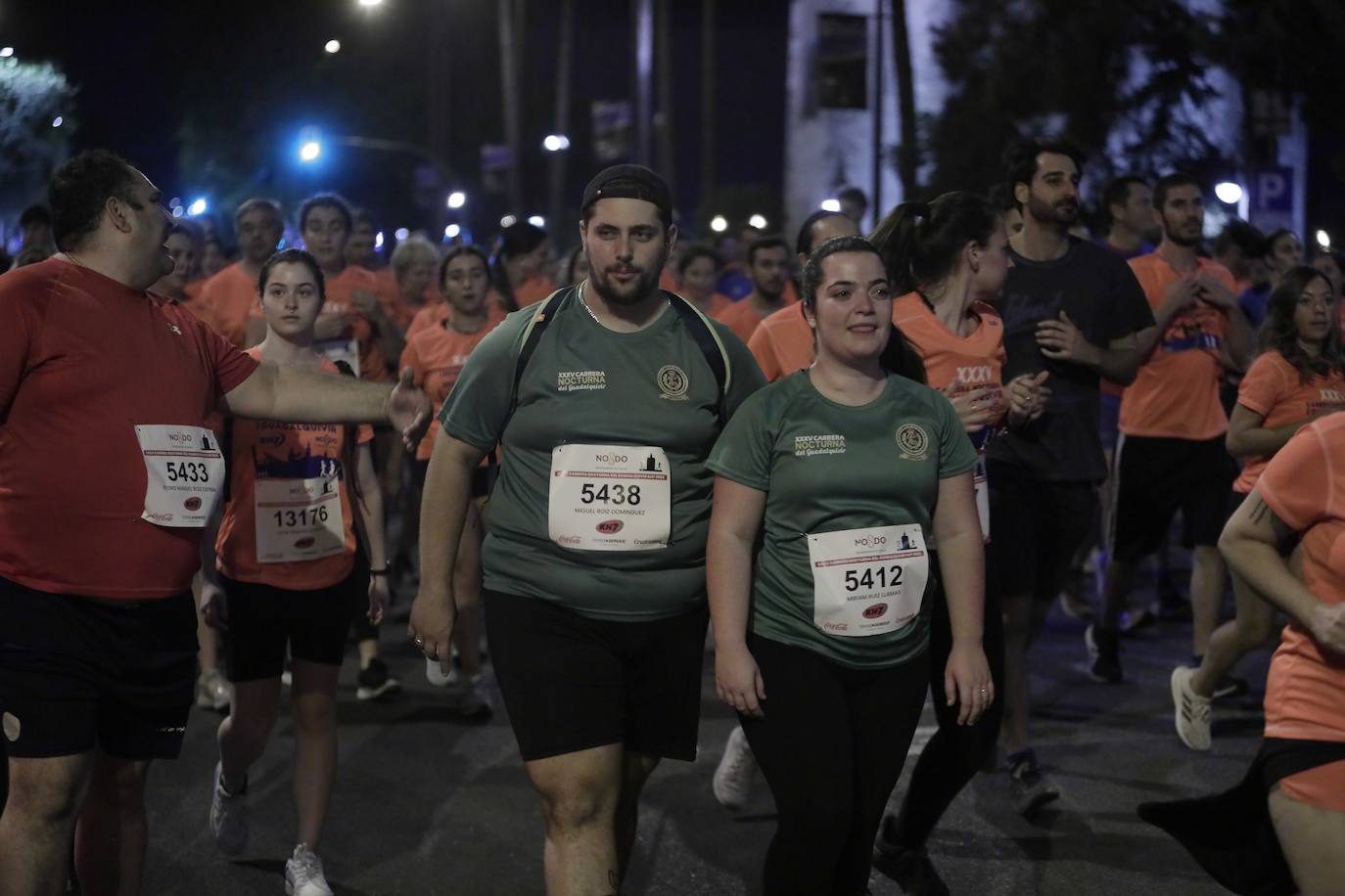 Miles de corredores participan en la Carrera Nocturna de Sevilla 2023