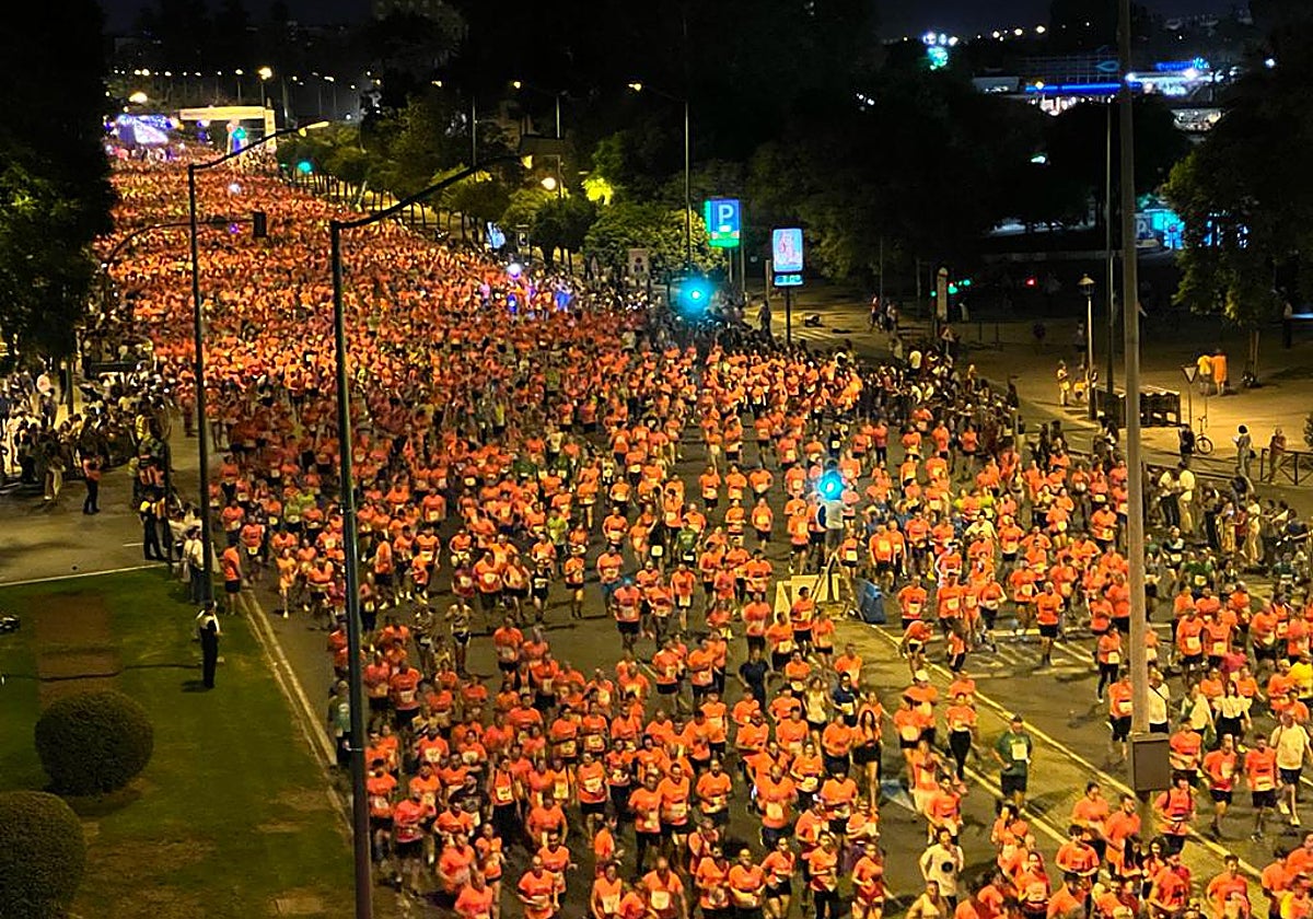 Vista aérea de la multitudinaria salida de la Carrera Nocturna de Sevilla 2023