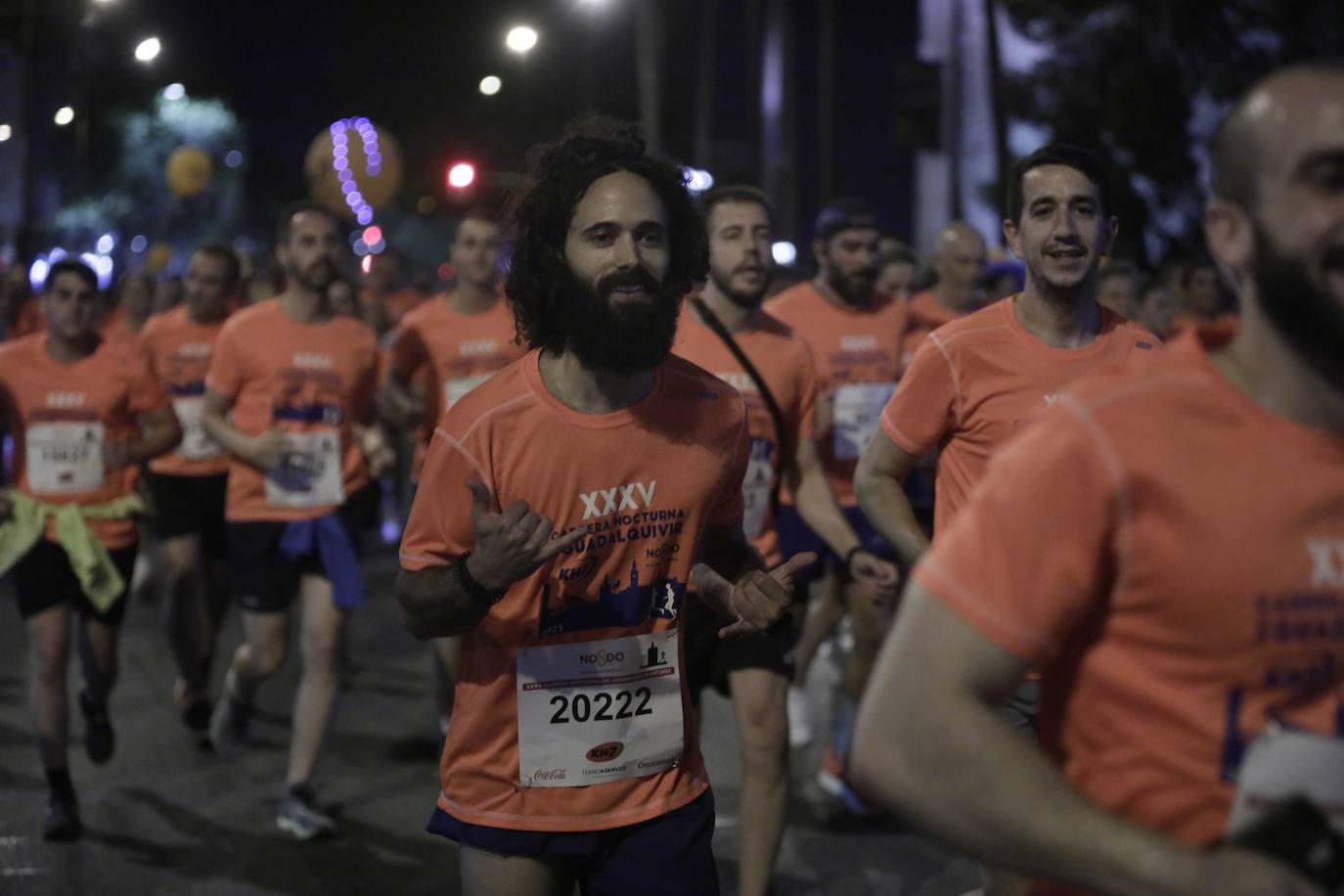 Miles de corredores participan en la Carrera Nocturna de Sevilla 2023