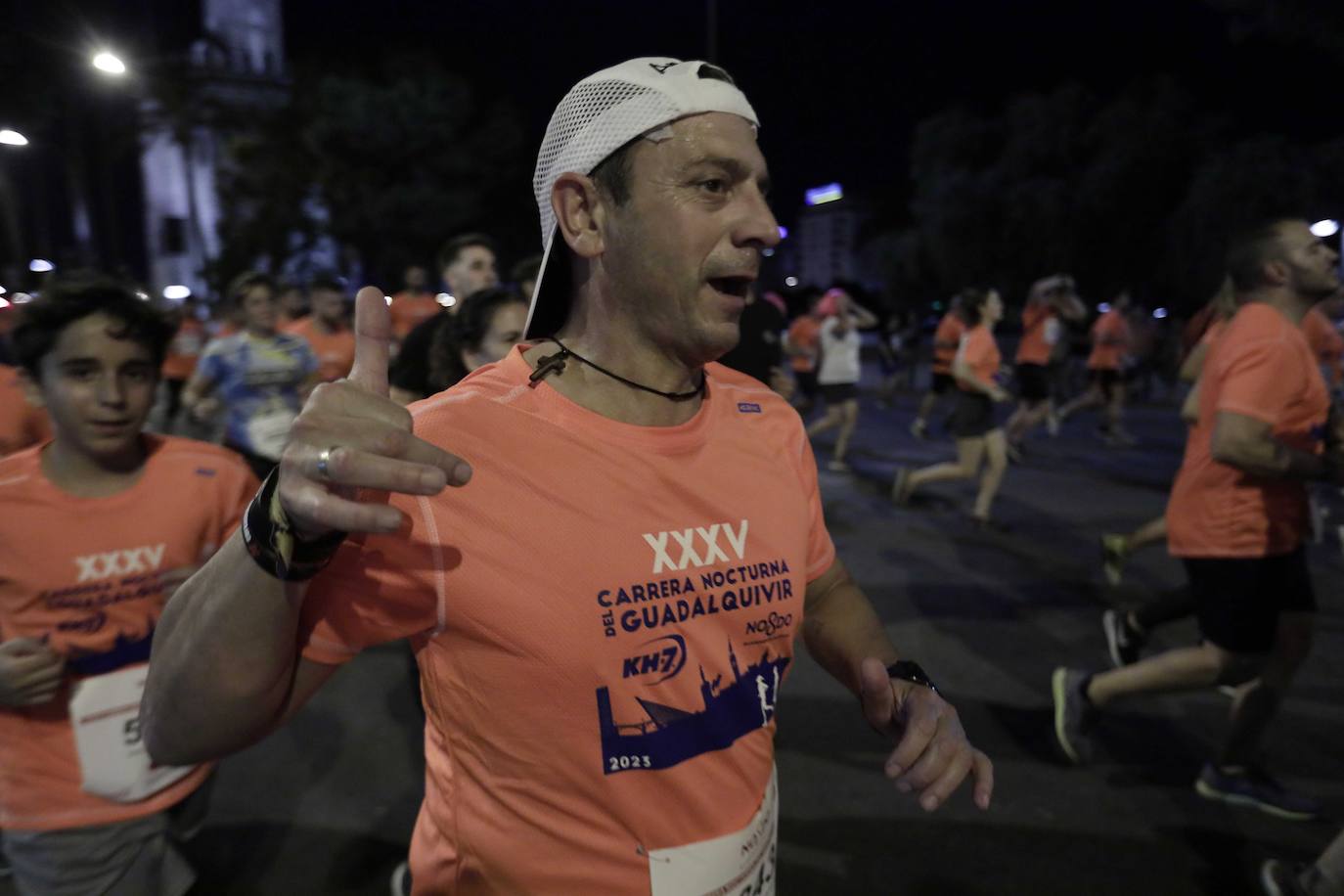 Miles de corredores participan en la Carrera Nocturna de Sevilla 2023