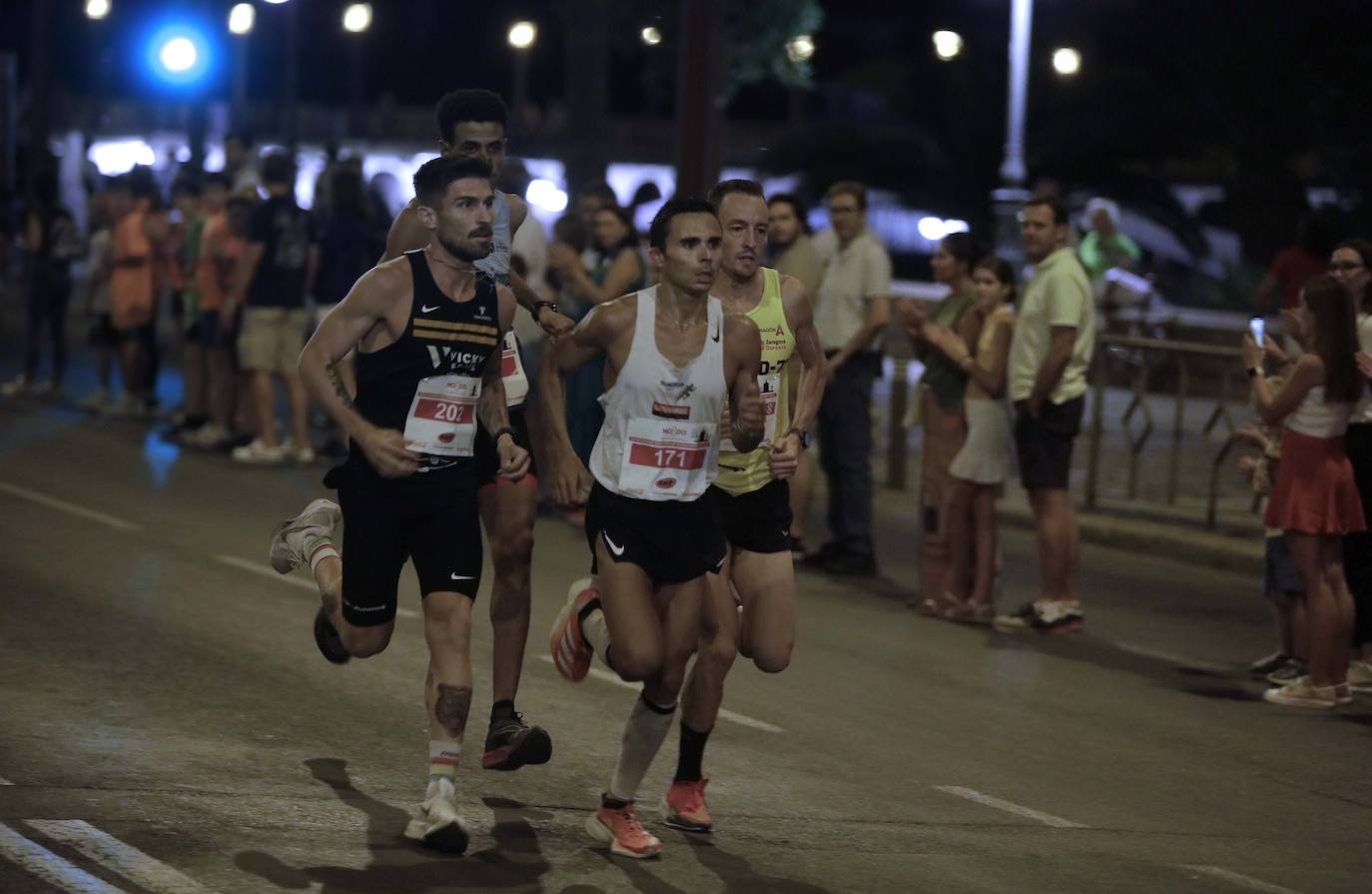 Miles de corredores participan en la Carrera Nocturna de Sevilla 2023