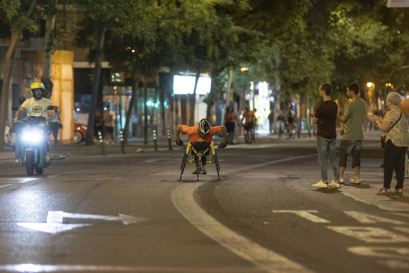 Miles de corredores participan en la Carrera Nocturna de Sevilla 2023