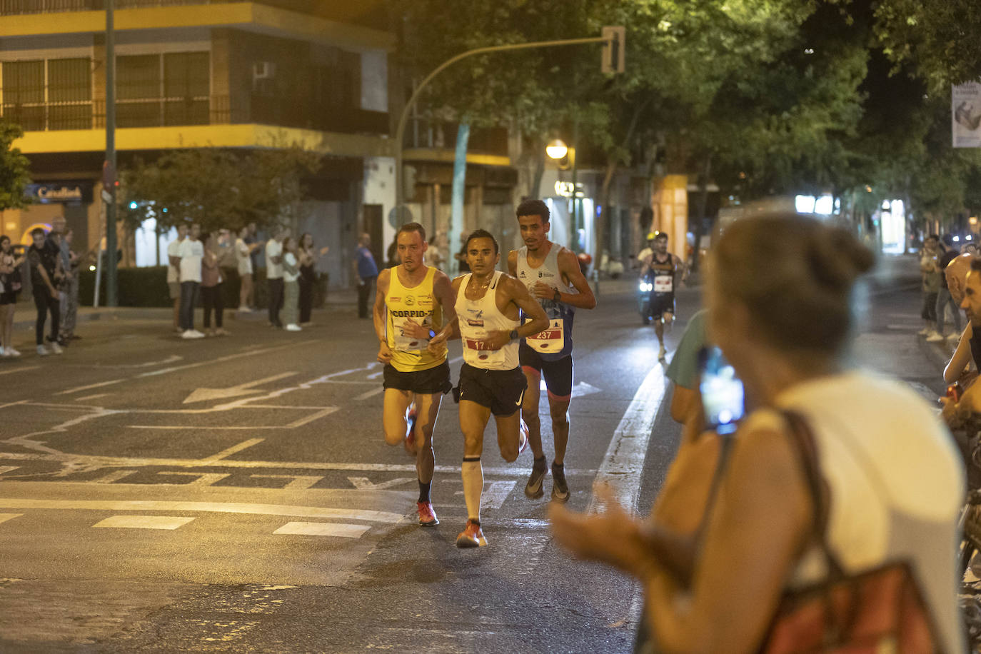 Miles de corredores participan en la Carrera Nocturna de Sevilla 2023